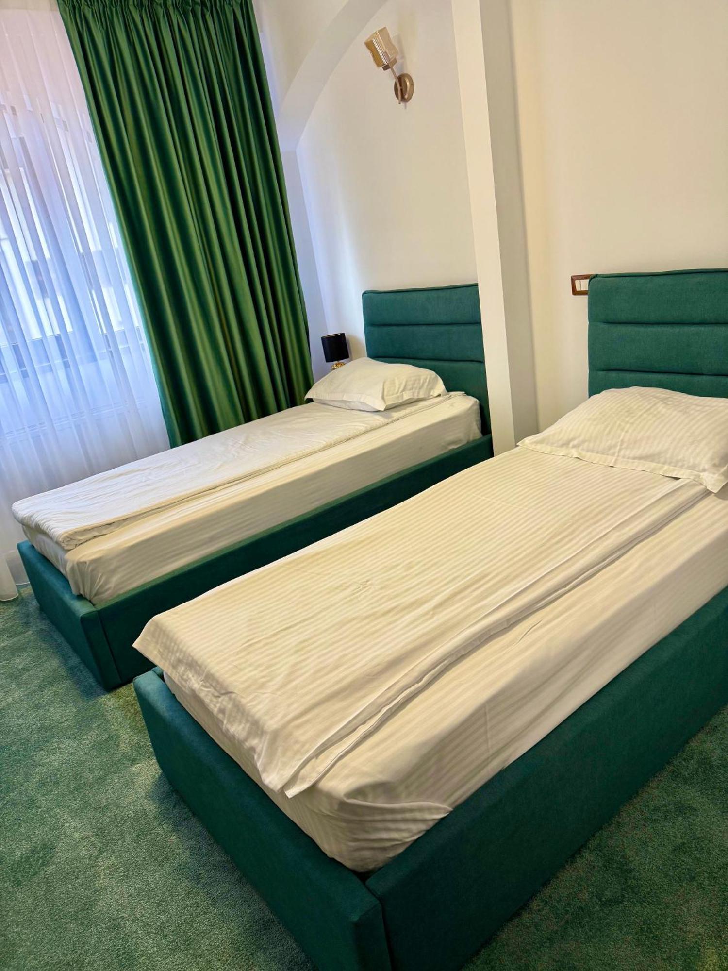 Hotel Palace Târgu Jiu エクステリア 写真